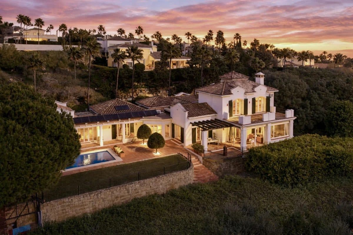 Classic villa with pool and garden in Sotogrande Costa