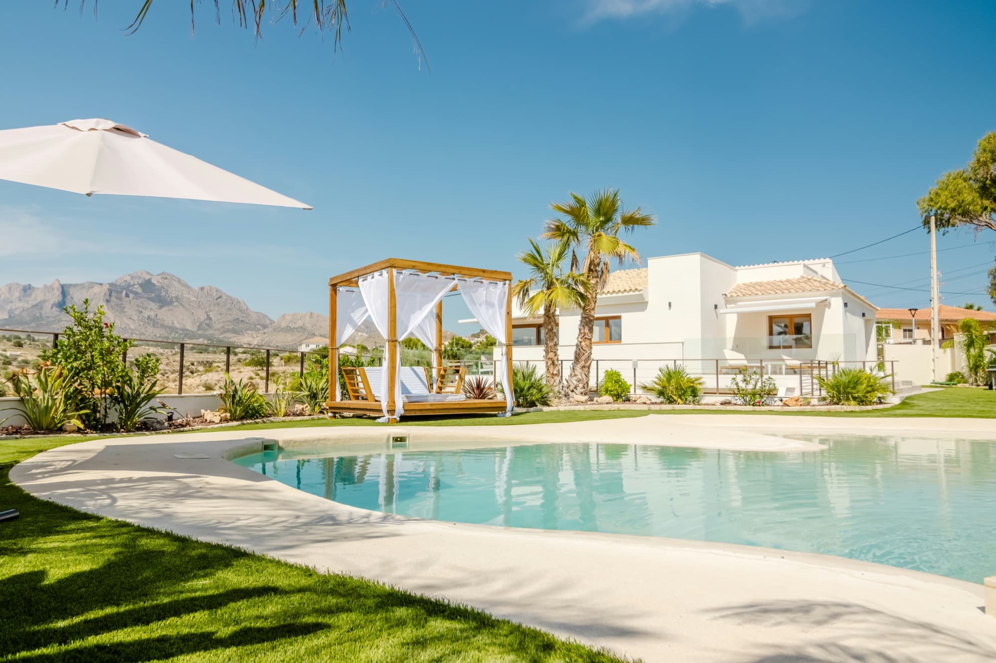 Detached villa with a swimming pool on rural land in the Spanish interior