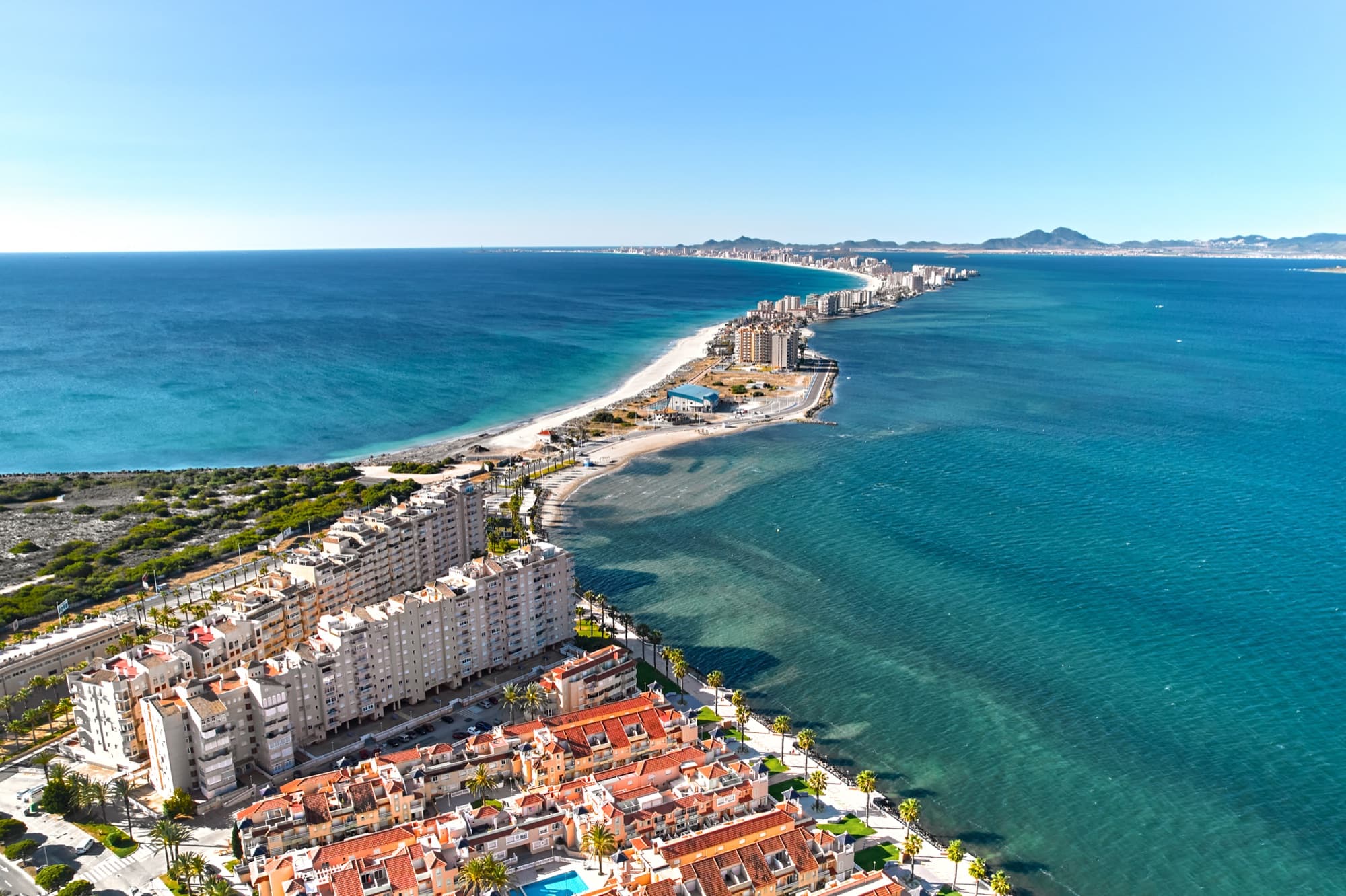 De landtong van La Manga tussen de Mar Menor en de Middellandse Zee