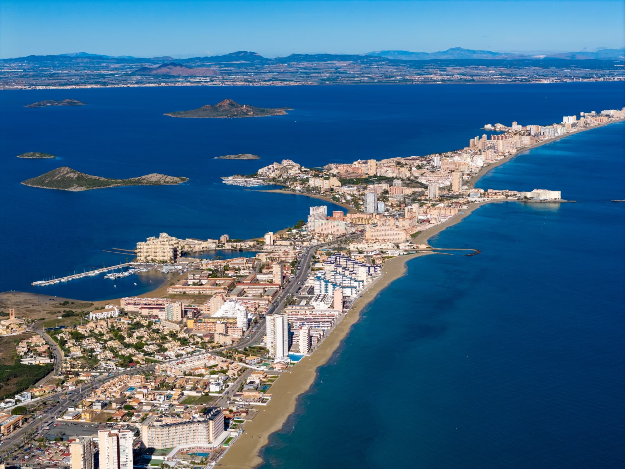 De landtong van La Manga tussen de Mar Menor en de Middellandse Zee