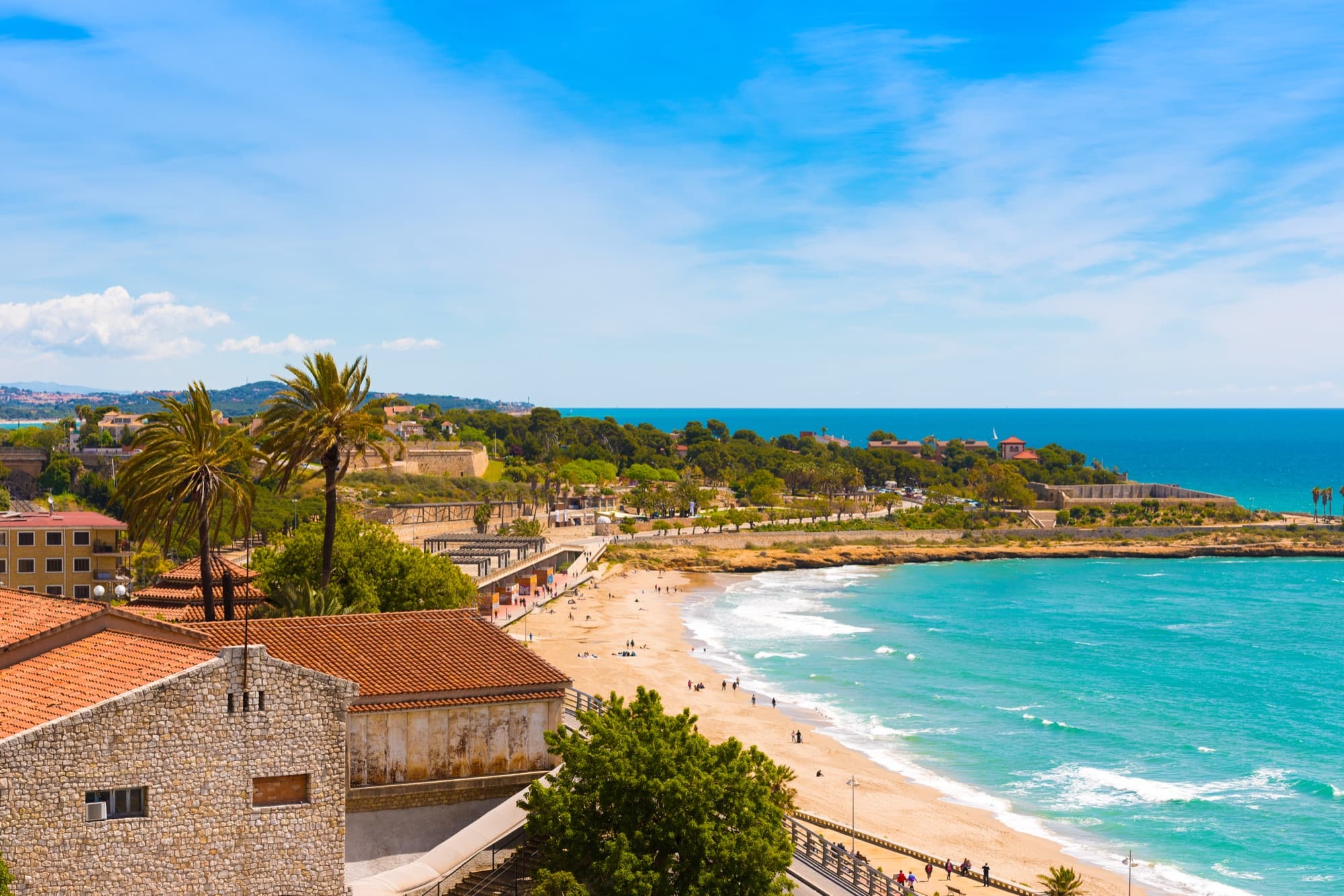 Het stadsstrand van Tarragona bij de oude stadsmuren