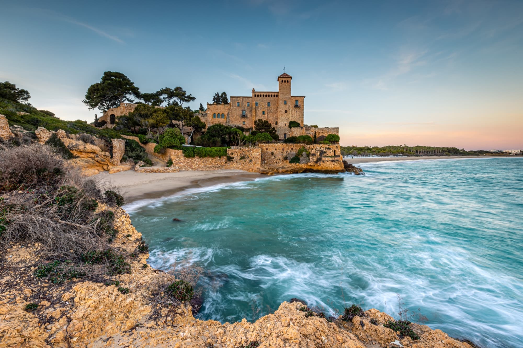 Het kasteel van Tamarit aan de kust bij Tarragona
