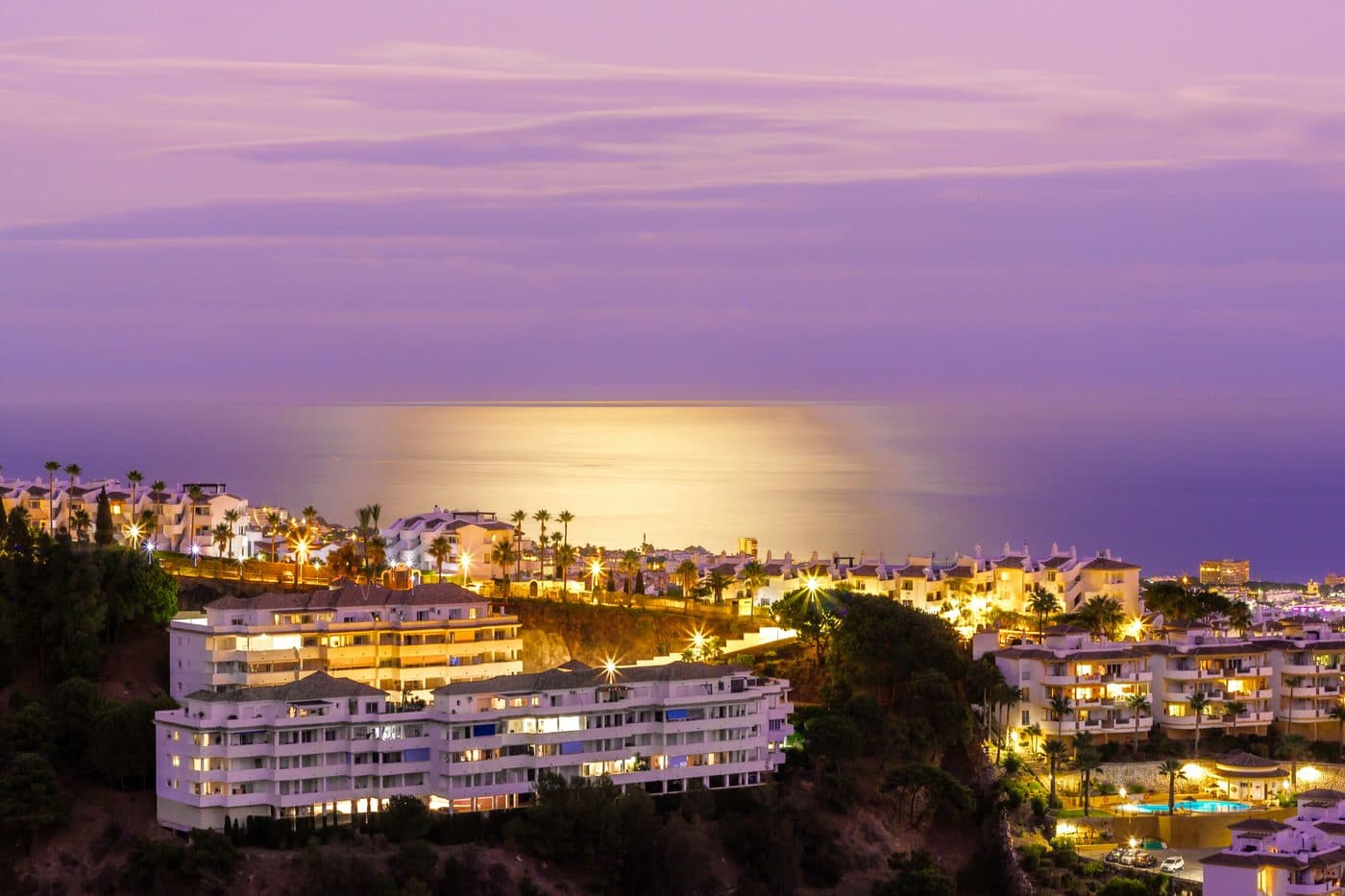 Uitzicht over Marbella met Casco Antiguo, Mediterraan licht en bergen op de achtergrond