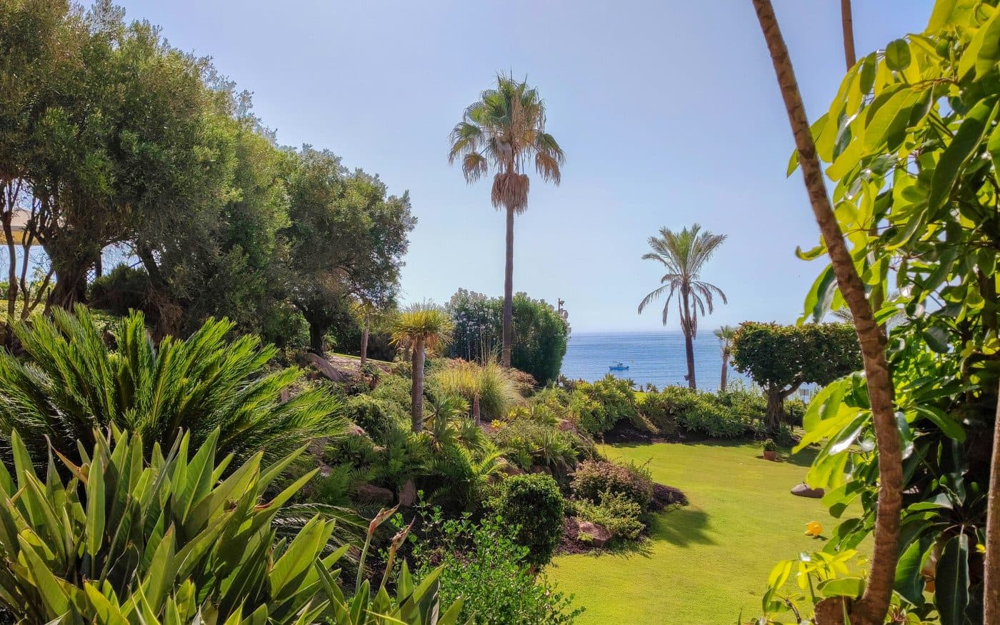 Strand bij Cabopino in Elviria, Marbella oost